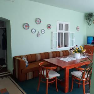 奥巴曹洛克Marika vendégház的客厅配有沙发和桌子