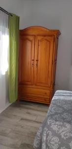 阿格特Casa Faican的卧室配有木制橱柜,位于床边