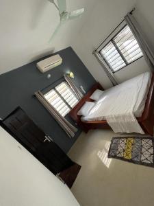 Abomey-CalaviVilla 2 chambres salon的小房间设有两张床和两个窗户