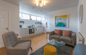 普雷斯顿Fulwood Heights Apartments的带沙发和椅子的客厅以及厨房。