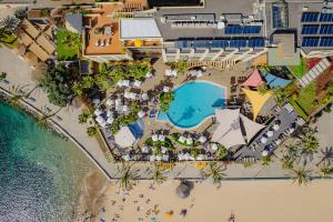 卡列塔Calheta Beach - All-inclusive - Savoy Signature的海滩上度假村的顶部景色