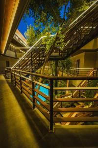 爱妮岛Piece Lio Resort from Japan的通往一棵树的建筑物的楼梯