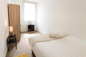 谢菲尔德Comfy Chic 2Bed Apartment in Sheffield City Centre的白色的卧室设有一张大床和一个窗户