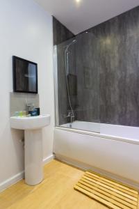 谢菲尔德Comfy Chic 2Bed Apartment in Sheffield City Centre的带淋浴、盥洗盆和浴缸的浴室