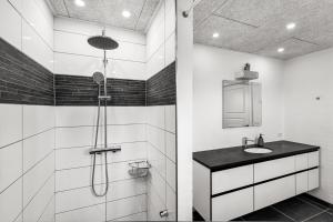 比伦德Private room with shared bathroom in central of billund的带淋浴和盥洗盆的浴室