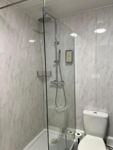米尔顿凯恩斯MK Hotel的浴室设有玻璃淋浴间和卫生间