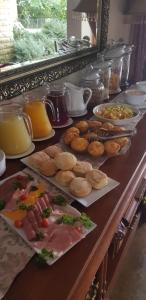 香槟谷Inkungu Lodge的自助餐,餐桌上摆满了食物