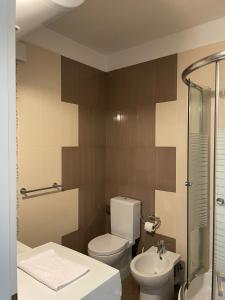 都拉斯Blumont Aparthotel Durres的一间带卫生间和水槽的浴室
