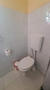 Premara Hotel Kehancha的一间位于客房内的白色卫生间的浴室