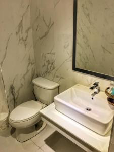 清莱清莱钻石公园度假酒店的白色的浴室设有卫生间和水槽。