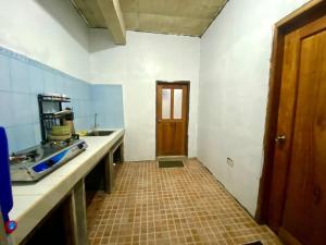 碧瑶Baguio mountain villa view LW的厨房设有棕色的门,铺有瓷砖地板。
