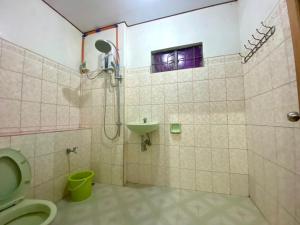 碧瑶Baguio mountain villa view LW的带淋浴、卫生间和盥洗盆的浴室