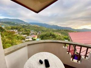 碧瑶Baguio mountain villa view LW的山景阳台(带桌子)