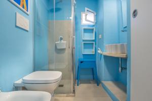奥斯图尼泰努塔米罗住宿加早餐旅馆的蓝色的浴室设有卫生间和水槽