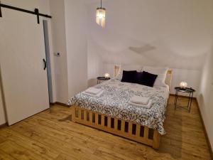 BrzozieCałkiem Klawa Enklawa的一间卧室配有一张带2个床头柜的大床