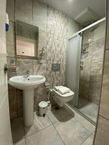 锡德Beachway Hotel Side的一间带水槽、卫生间和淋浴的浴室