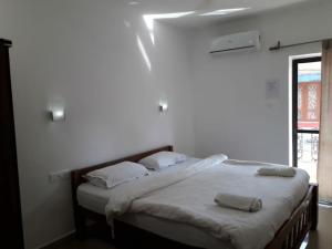 Goroomgo Hotel Happy Home Stay Khajuraho客房内的一张或多张床位