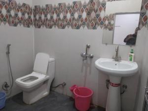 克久拉霍Goroomgo Hotel Happy Home Stay Khajuraho的一间带卫生间和水槽的浴室