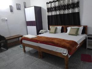 克久拉霍Goroomgo Hotel Happy Home Stay Khajuraho的一间卧室,卧室内配有一张大床