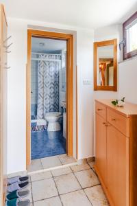 博维茨Apartment & Rooms Bruna Vučič的一间带卫生间和水槽的浴室