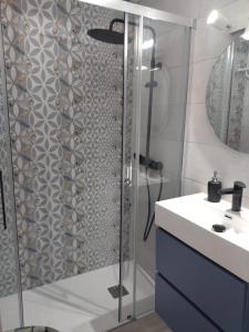 埃尔波提尔Apartamento en el Portil的带淋浴和盥洗盆的浴室