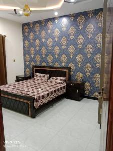 JhelumShah jee guest house的一间卧室设有一张床和蓝色的墙壁