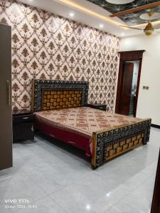 JhelumShah jee guest house的墙上的一张床位