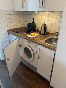 杜塞尔多夫Business Apartment SPA walk to Fair & Rhine River的厨房配有洗衣机和水槽