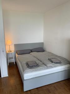 杜塞尔多夫Business Apartment SPA walk to Fair & Rhine River的一张床上,里面放着两条毛巾