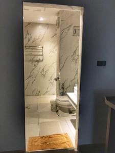 清莱清莱钻石公园度假酒店的一间带卫生间和大理石墙的浴室
