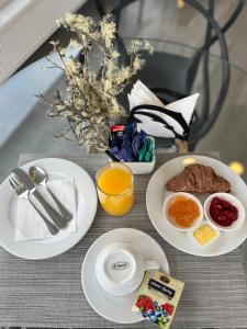 纳塔列斯港Hotel Costanera的一张桌子,上面放着早餐盘