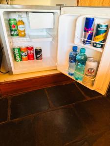 马里兰Khandizwe Kruger Villa的装满大量饮料和水的开放式冰箱