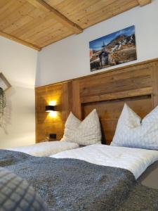 伊特尔毛勒霍夫伊特旅馆的配有木天花板的客房设有两张床。