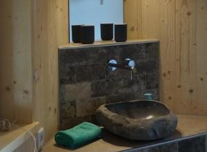 里登Tolles Ferienhaus in Dietringen mit Schönem Balkon und Neben dem Strand的一个带石制水槽的柜台浴室