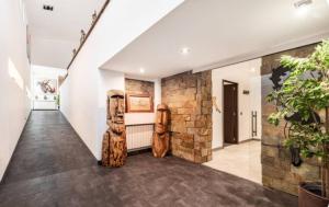 瓜达拉马Villa La Roca Madrid的房屋内带两座木雕的走廊