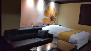 福山agehA - Adult Only-的酒店客房,配有床和沙发
