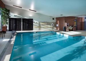 哥伦布凯悦哥伦布/ OSU酒店的大楼里的一个大型蓝色游泳池