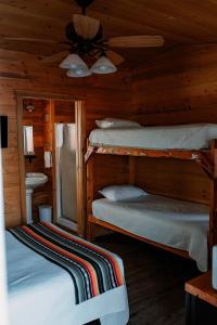 ShellShell Campground的一间卧室设有两张双层床和吊扇