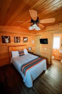ShellShell Campground的一间卧室配有一张床和吊扇