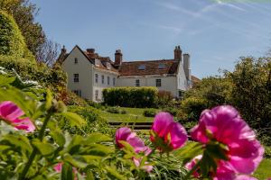 雅茅斯Tapnell Manor At Tapnell Farm的前方有粉红色花的大白色房子