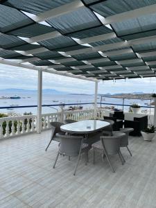 博德鲁姆İZAN VİLLA BAKIŞ APARTMENTS的阳台的天井配有桌椅