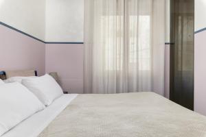 奥斯图尼Unico B&B Art Decor的卧室配有白色的床和窗户。