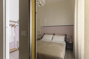 奥斯图尼Unico B&B Art Decor的一间卧室配有一张床和镜子