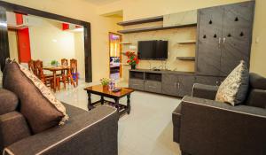 蒂鲁帕蒂S V IDEAL HOMESTAY -2BHK SERVICE APARTMENTS-AC Bedrooms, Premium Amities, Near to Airport的客厅配有两张沙发和一张桌子