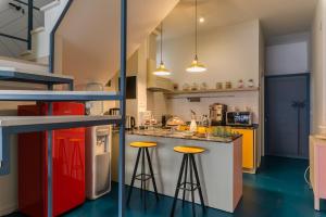 奥斯图尼Unico B&B Art Decor的厨房设有黄色和红色凳子
