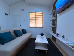 Lapu Lapu CityJM&M Home Stay in Olango Island的带沙发和电视的客厅