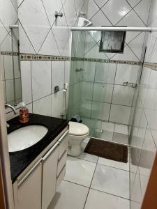 阿拉沙Casa aconchegante em Araxá的带淋浴、盥洗盆和卫生间的浴室