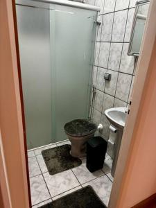 阿拉沙Casa aconchegante em Araxá的一间带卫生间和水槽的小浴室