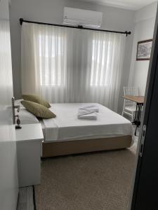 博德鲁姆İZAN VİLLA BAKIŞ APARTMENTS的一间卧室配有一张床,窗户配有加热器