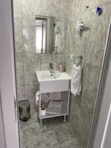 博德鲁姆İZAN VİLLA BAKIŞ APARTMENTS的一间带水槽和镜子的浴室